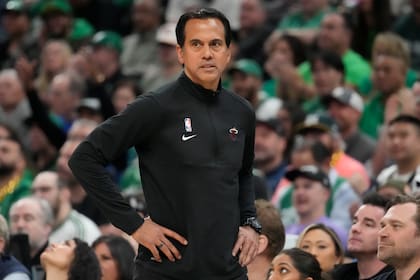 Erik Spoelstra, entrenador del Heat de Miami, observa desde la línea de banda durante el primer partido de la final de la Conferencia Este ante los Celtics de Boston (archivo)