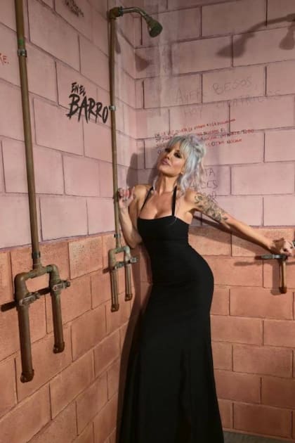 Erika de Sautu Riestra posa con un vestido de fiesta en la escenografía carcelaria de En el barro