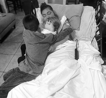 Erika Diarte-Carr junto a sus hijos