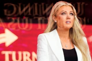 “Tiene el coraje de un león”. Erika Kirk, viuda de Charlie Kirk y nueva mesías del cristianismo MAGA