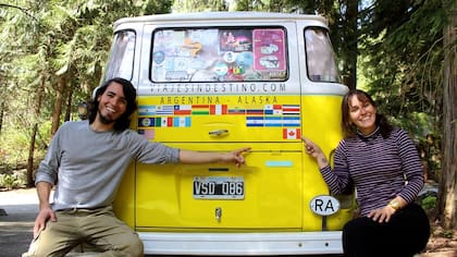 Erika, Paul y Aurora son inseparables. En la parte trasera, pegaron un sticker con la bandera de cada país que visitaron