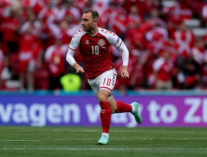 Eriksen apenas pudo jugar un puñado de minutos con su selección en la EURO 2020 antes de sufrir un paro cardíaco que amenazó con su vida y lo tuvo seis meses fuera de las canchas.