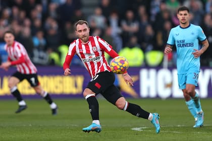 Eriksen, otra vez en una cancha, ahora con la camiseta de Brentford; el danés no pudo seguir en Inter porque la liga italiana no permite que jueguen futbolistas que tengan implantados cardiodesfibriladores.