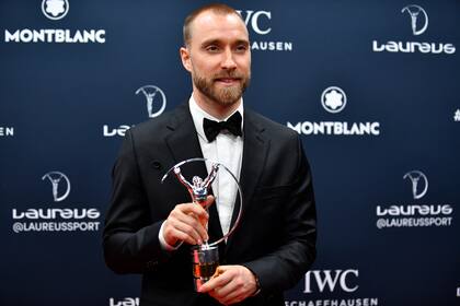 Eriksen posa junto a su premio Laureus al Regreso del Año, que consiguió gracias a su milagrosa recuperación, su reaparición en Brentford y su alto nivel en Manchester United.