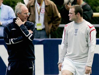 Eriksson junto a Wayne Rooney durante un entrenamiento del seleccionado de Inglaterra en 2002