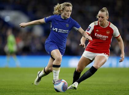 Erin Cuthbert lleva la pelota marcada por Stina Blackstenius en el partido entre Chelsea y Arsenal por la Women's Super League.