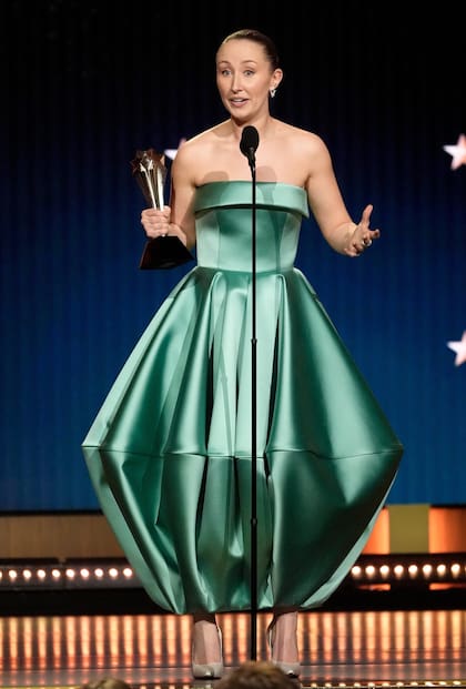 Erin Doherty, nominada por la celebrada serie de Netflix Adolescencia, logró destacarse en un escultural vestido de satén plisado en forma de diamante de Louis Vuitton