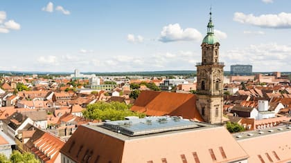 Erlangen es una ciudad universitaria de Franconia Media, en el estado federado de Baviera, que se encuentra en el sur de Alemania. Tiene 112 mil habitantes y es la octava ciudad de Baviera. Las ciudades más cercanas son Fürth a 14 km al sur y Nüremberg a 16 km al sureste.