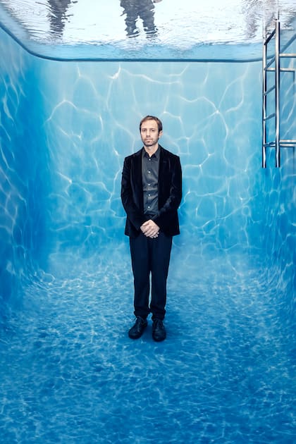 Erlich con la Pileta, una de las obras que integran la muestra que inaugurará hoy en el PAMM