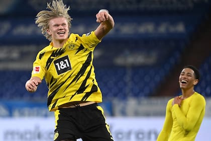El festejo loco de Erling Haland luego de señalar uno de sus goles para Borussia Dortmund en el clásico frente a Schalke; el noruego lleva 43 conquistas en igual cantidad de partidos con la camiseta amarilla.