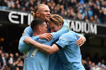 Erling Haaland celebra con sus compañeros Phil Foden y Kevin De Bruyne tras anotar un gol