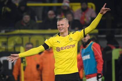 Erling Haaland convirtió dos goles en tan solo 25 minutos para la goleada de Borussia Dortmund