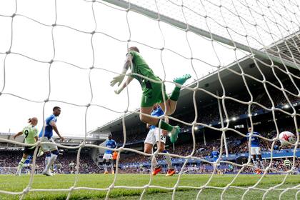Erling Haaland de cabeza deja sin reacción a Jordan Pickford para marcar el segundo gol de Manchester City