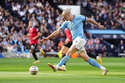 Erling Haaland, delantero de Manchester City, marcando uno de los goles ante Manchester United en el Etihad Stadium