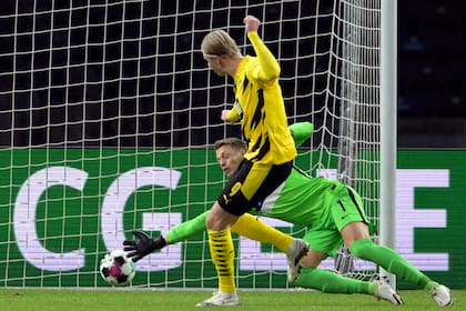 La definición de Haaland en el tercer gol de los cuatro que aportó al 5-2 de Borussia Dortmund como visitante de Hertha Berlin.