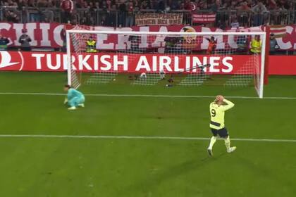 Erling Haaland lanzó el penal por encima del travesaño y no lo puede creer