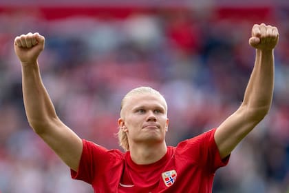 Erling Haaland le dedica el gol a los hinchas en el estadio de Oslo