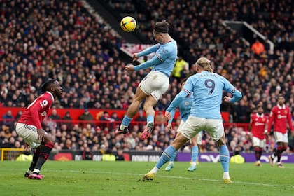 Erling Haaland observa a Jack Grealish: dos personalidades bien diferentes que suman para un equipo que vuela