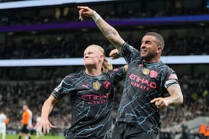 Erling Haaland y Kyle Walker festejan el segundo gol de Manchester City ante Tottenham, para soñar con el tetracampeonato