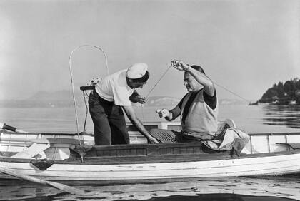 Ernest Hemingway pescando en la costa de Uganda, en 1954.