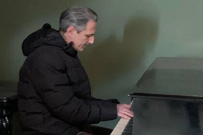 Ernesto Alterio toca el piano en un momento de distención de la grabación