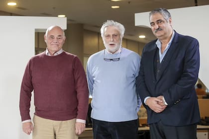 Ernesto Ambrosetti, Mario Llambías, expresidente de CRA, y Daniel Asseff en LA NACION