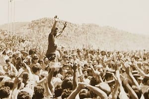 Ernesto Antonio Contreras tras ganar el primer Cruce de los Andes, en medio de la multitud