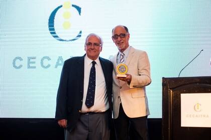 Ernesto Arriaga, al recibir su galardón de parte del presidente de Cecaitra, Bernardino García
