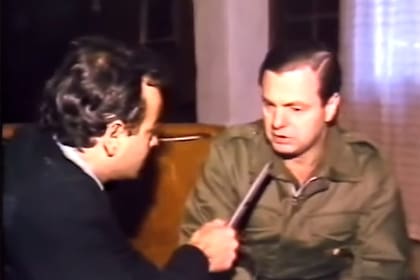 Cuando el mayor Ernesto Barreiro se negó a declarar en la Justicia, que lo había imputado por las responsabilidades en la represión ilegal durante la dictadura militar, y se "auto-acuarteló" en el Regimiento de Infantería Aerotransportado 14 del III Cuerpo de Ejército, en Córdoba, Aldo Rico encabezó el levantamiento carapintada que tuvo por nombre clave "Operativo Dignidad".