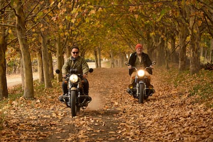 Ernesto Catena junto a su amigo, Marcelo "Camote" Langer, en la entrada a la finca Tikal Natural Vineyards.