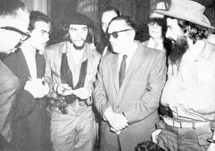 Ernesto "Che" Guevara en el hotel San Rafael, en el contexto de la reunión de la OEA que se celebró ahí en 1962. Punta del Este, Uruguay