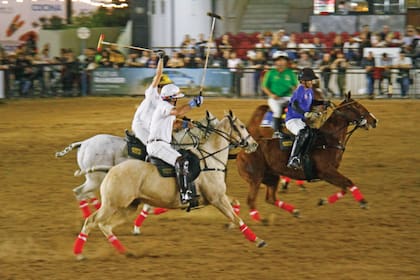 Ernesto (con el taco en alto) hizo equipo con Mila Fernández Araujo y Rodrigo Rueda (h), y se enfrentó a Agustina Imaz, Santiago Harriott y Marcelo Pascual.