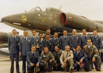 Ernesto Dubourg, de traje, poco después de su retiro, rodeado por los pilotos del Grupo V de Caza sobrevivientes a las 133 salidas de combate.