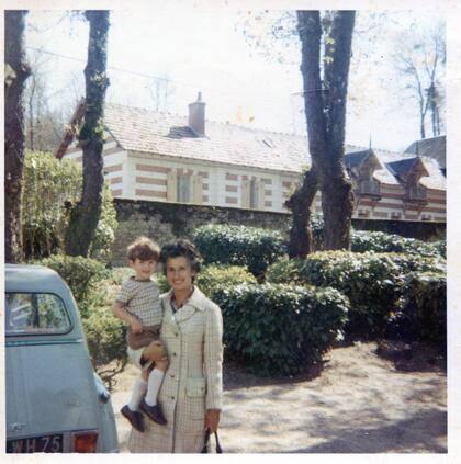 Ernesto junto a su madre, a los 3 años de edad.