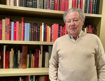 Ernesto Lowenstein, frente a la biblioteca de su oficina, en el primer piso de su casa, en Martínez.
