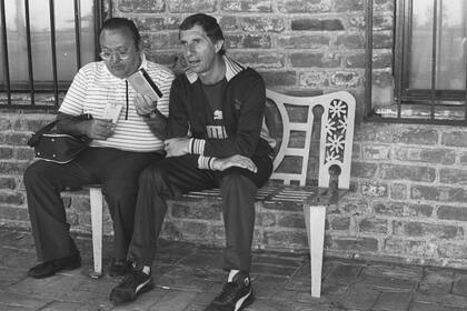 Ernesto Muñiz, jefe de Deportes de La Nación, en charla con Carlos Bilardo