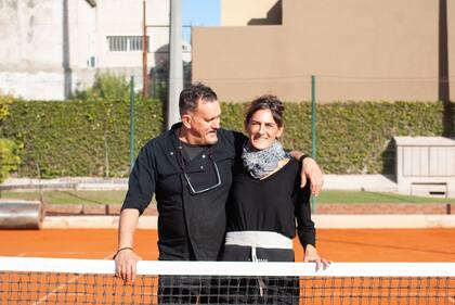 Ernesto Oldenburg y Carolina Rodríguez Mendoza, cuando tenían su restaurante 12 servilletas en el Fitti Ferro, el club de tenis de Lobos.