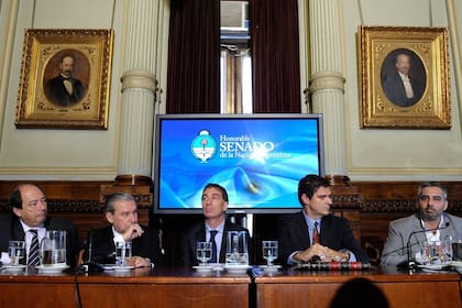 Ernesto Sanz, Marcelo Guinle y Diego Santilli, junto a Marcelo Álvarez y Gustavo Gil durante la presentación del informe sobre energías renovables
