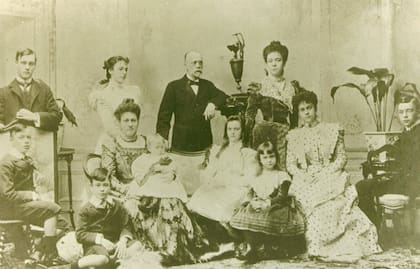 Ernesto Tornquist junto a su familia. Su mujer, Rosa Altgelt Tornquist, con quien tuvo 14 hijos. 