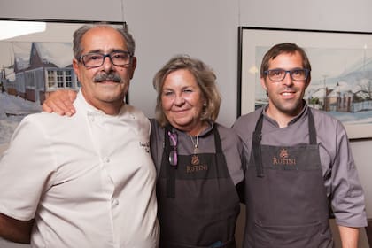 Ernesto Vivian con su mujer, Tessy, y su hijo, Santiago. Todos cumplen un rol en Kaupé.