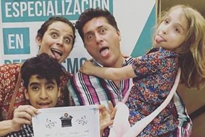 Ernesto y Agustina con Juana y Pancho, luego de que el periodista recibiera una distinción.