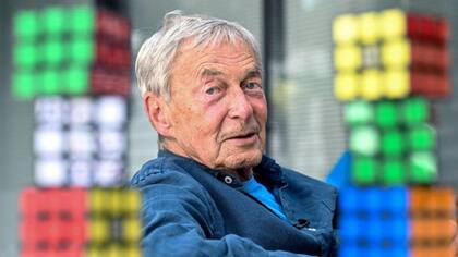 Ernő Rubik, inventor del cubo, se demoró cerca de un mes en resolverlo.