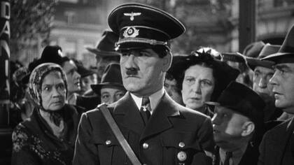 Ernst Lubitsch decide situar la acción de Ser o no ser en una Varsovia real, ocupada por los nazis, a diferencia del ejercicio de abstracción de Chaplin en El gran dictador, situada en un universo cómico.