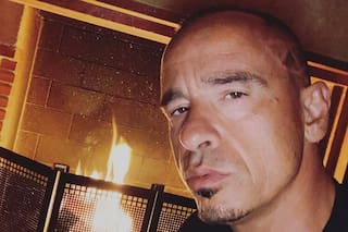 Eros Ramazzotti fue sorprendido a los besos con una joven periodista argentina