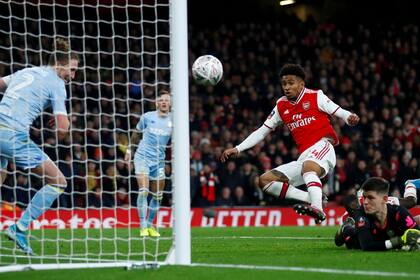 Error defensivo y gol de Nelson para el triunfo de Arsenal