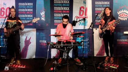 Eruca Sativa fue la única banda que tocó con todos sus integrantes desde sus casas. Gracias a la edición y unos banners del festival