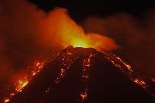 La explosión inicial fue seguida por una nube de ceniza y desbordamientos de lava