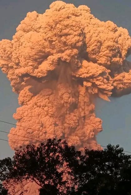 Erupción del volcan en el monte Lewotobi Laki-Laki en Indonesia