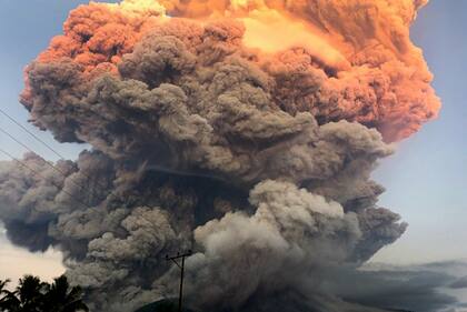 Erupción del volcan en el monte Lewotobi Laki-Laki en Indonesia en junio