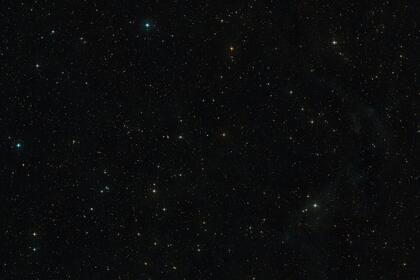 Esta imagen muestra el cielo que rodea a AT2019qiz, que es visible en el mismo centro de la imagen. Fue creada a partir de capturas del sondeo Digitized Sky Survey 2